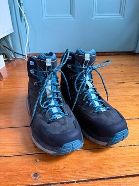 Hoka women’s hiking boots size 9.5